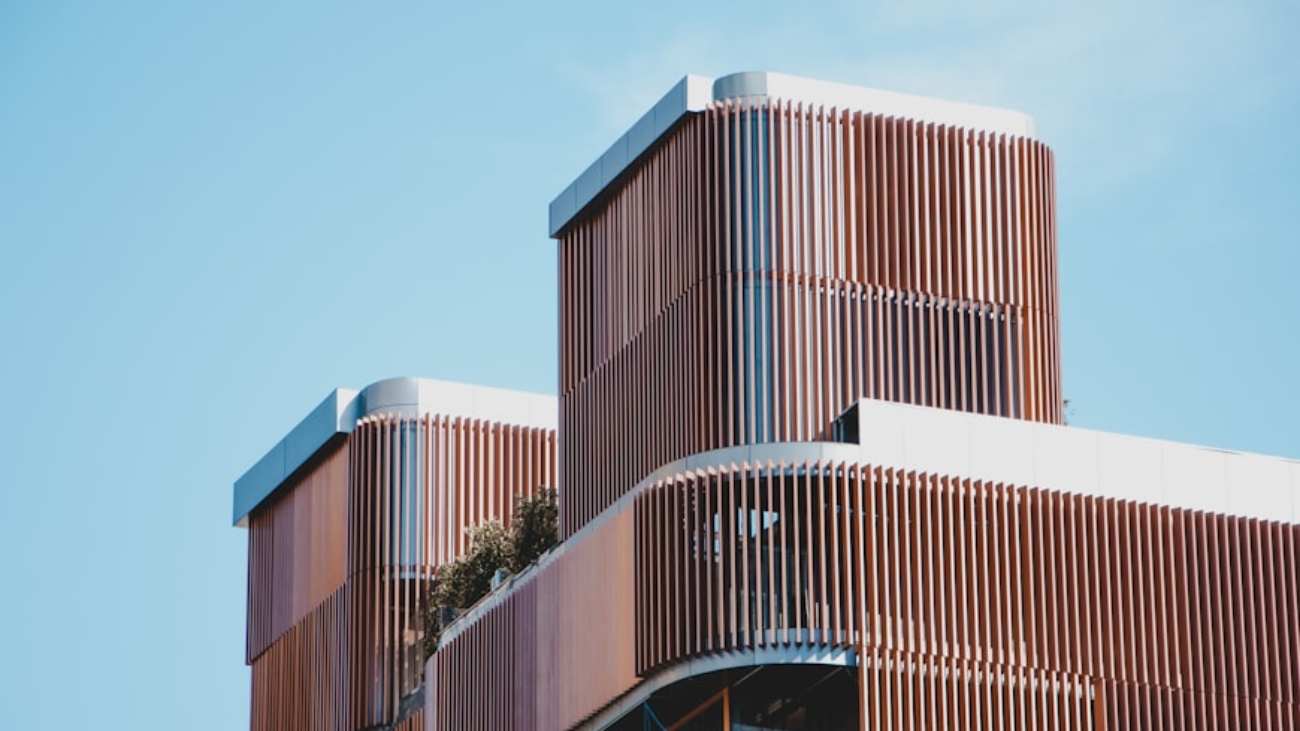 photo-1615406020658-6c4b805f1f30