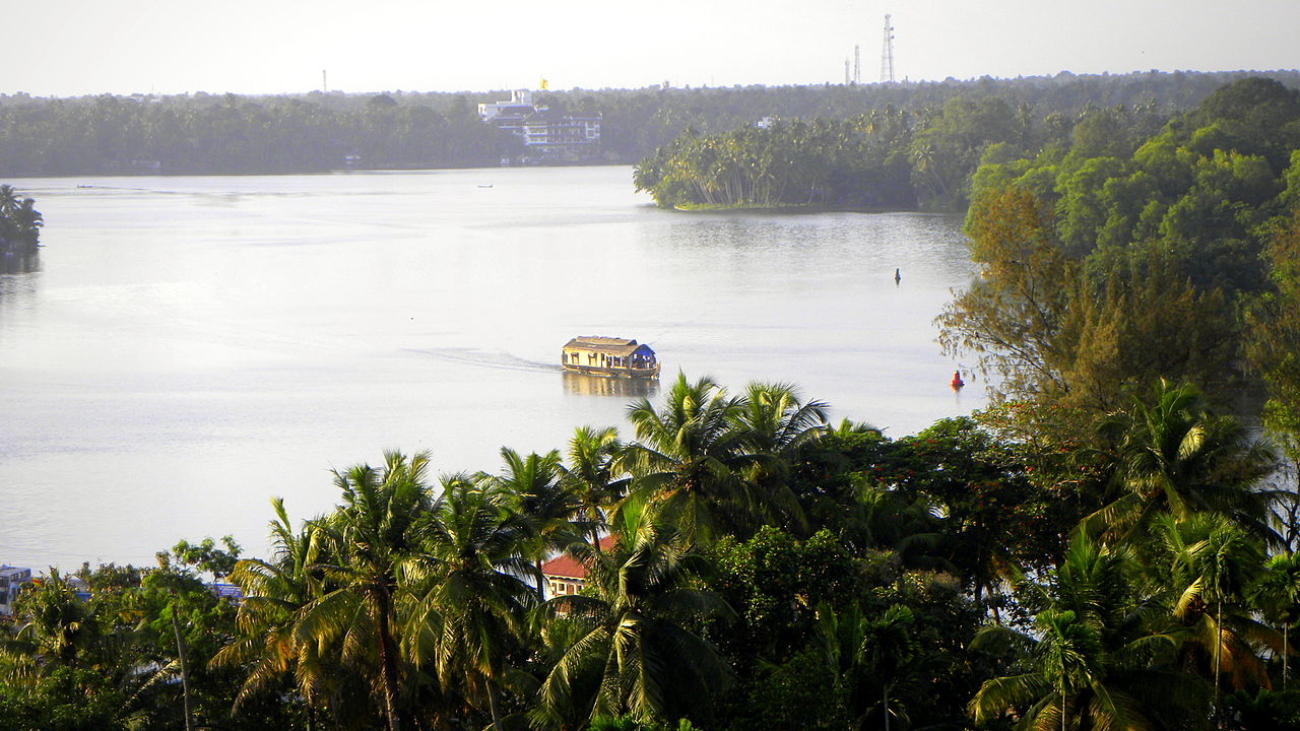 1280px-A_top_view_of_Ashtamudi_backwaters