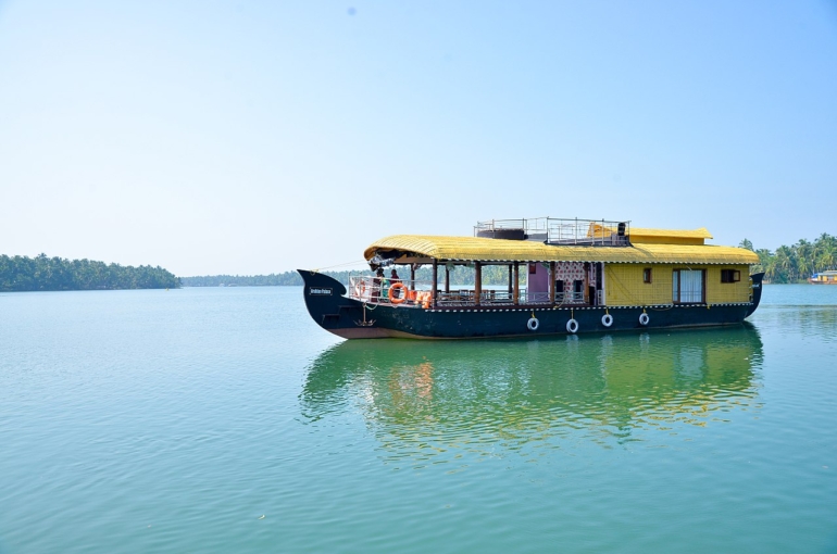 1280px-Kottappuram-nileshwaram-house-boat