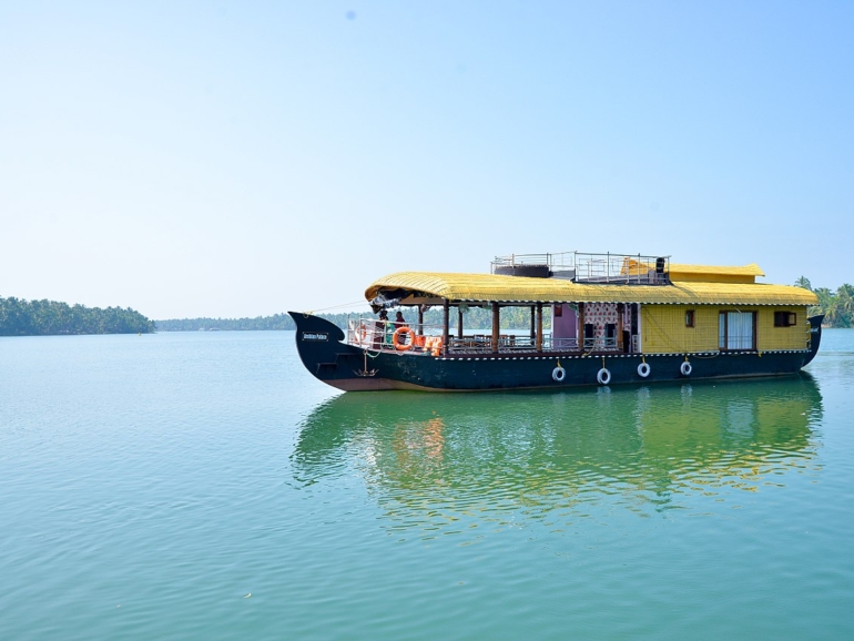 1280px-Kottappuram-nileshwaram-house-boat