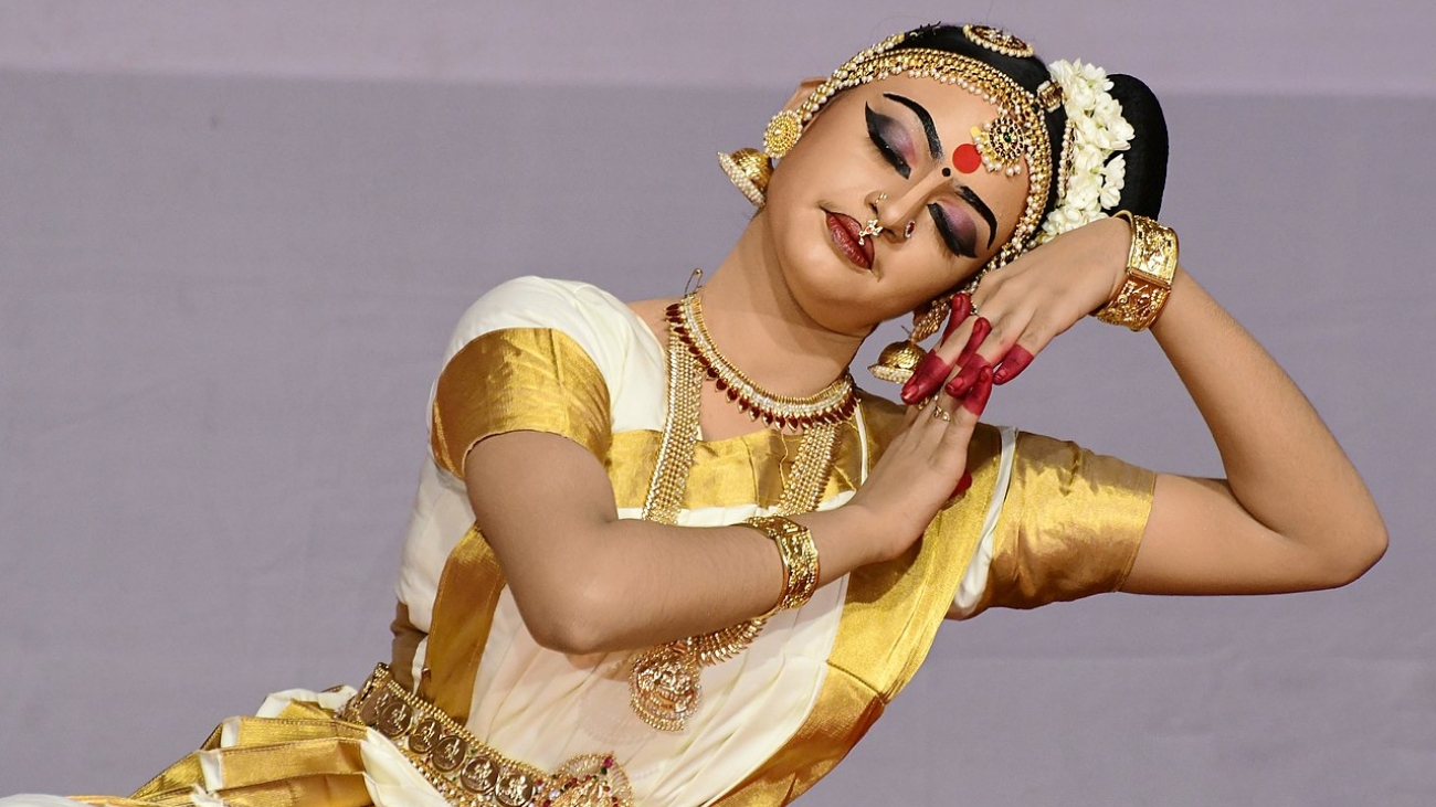 1280px-Mohiniyattam_at_Kannur_district_school_kalothsavam_2019_10