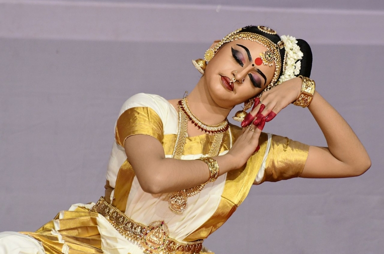 1280px-Mohiniyattam_at_Kannur_district_school_kalothsavam_2019_10