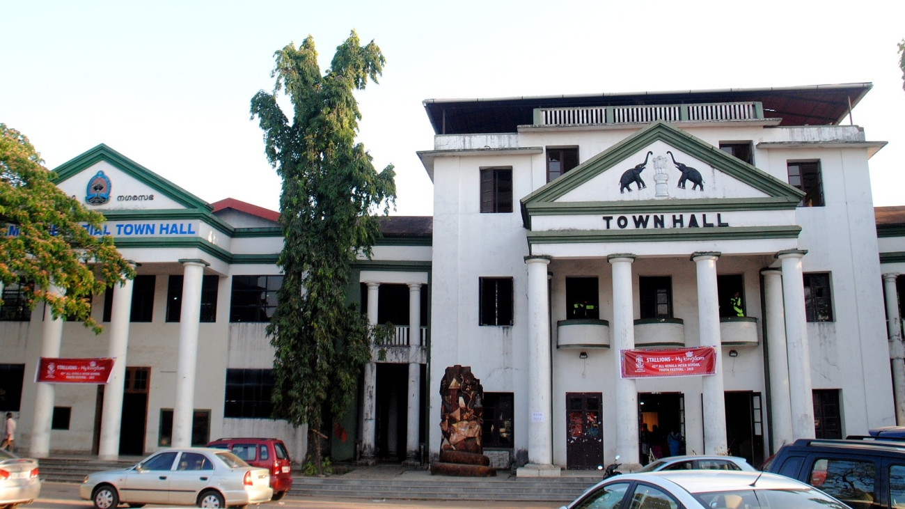 2560px-Ernakulam_Town_Hall