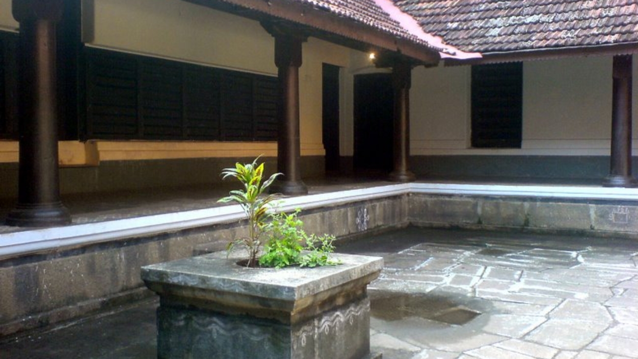Kerala_courtyard_with_planter