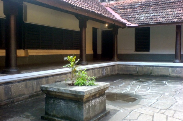Kerala_courtyard_with_planter