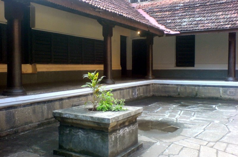 Kerala_courtyard_with_planter