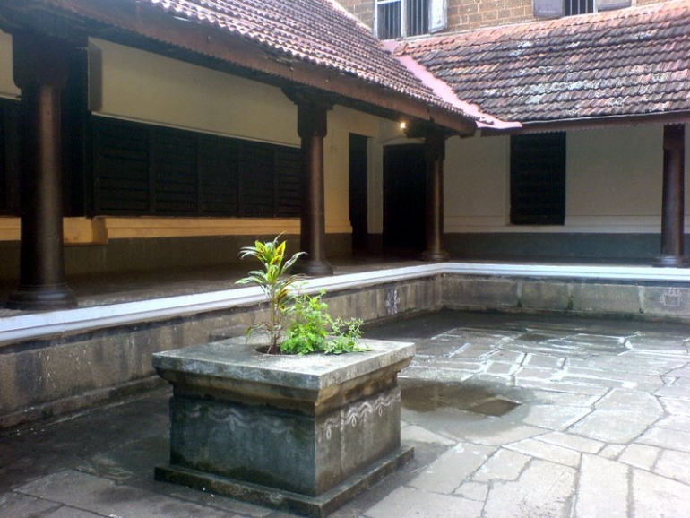 Kerala_courtyard_with_planter