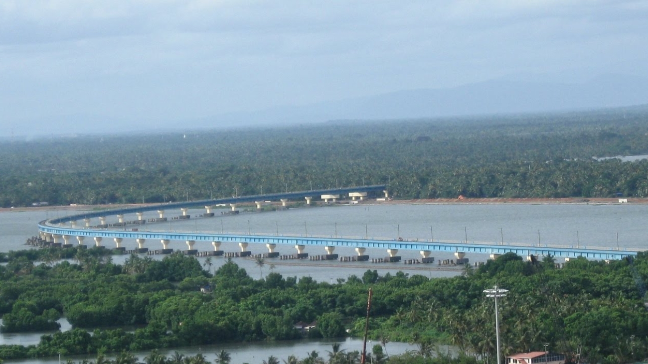 Kochi_City-Vembanad_Rail_Bridge_at_Vallarpadam,_is_the_longest_rail_bridge_in_India