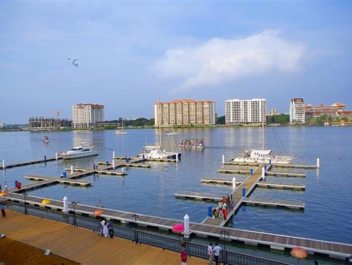Kochi_International_Marina,_Bolgatty_Island,_Kerala,_India