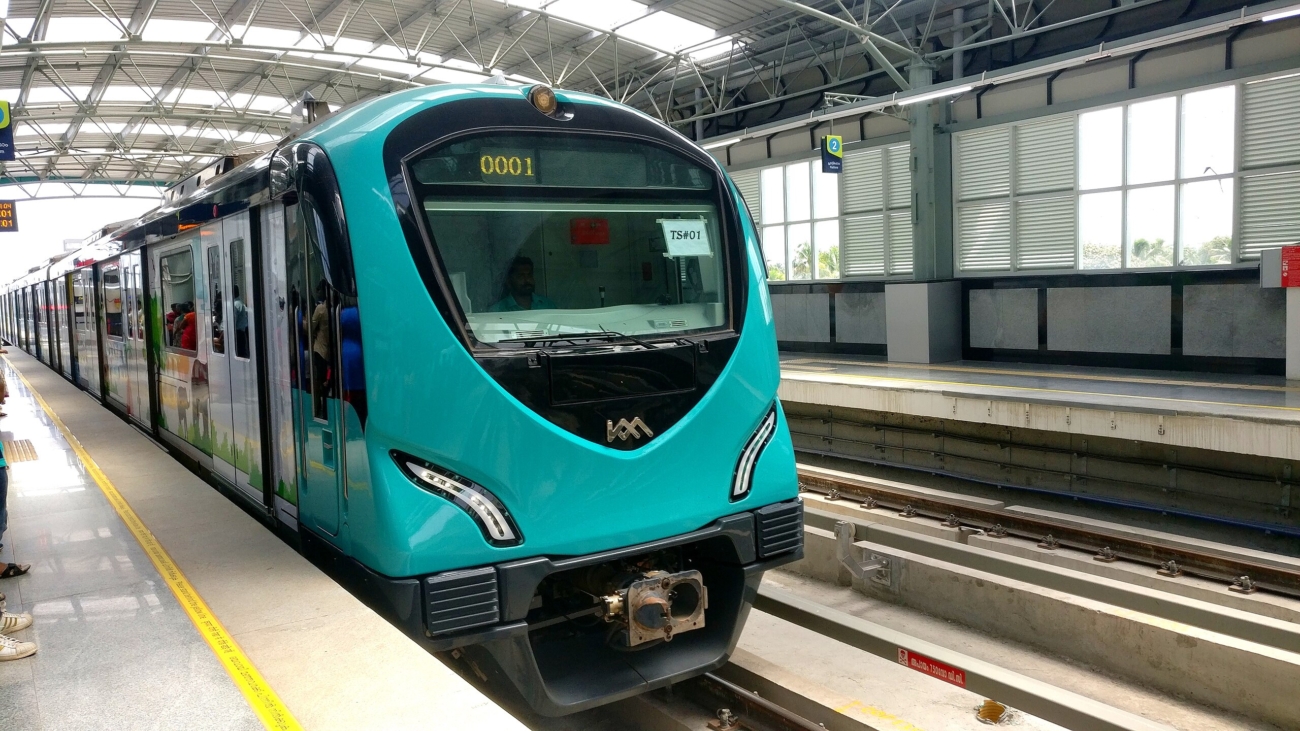 Kochi_Metro_train_at_Palarivattom,_Aug_2017