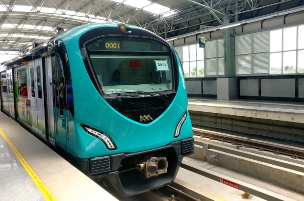 Kochi_Metro_train_at_Palarivattom,_Aug_2017