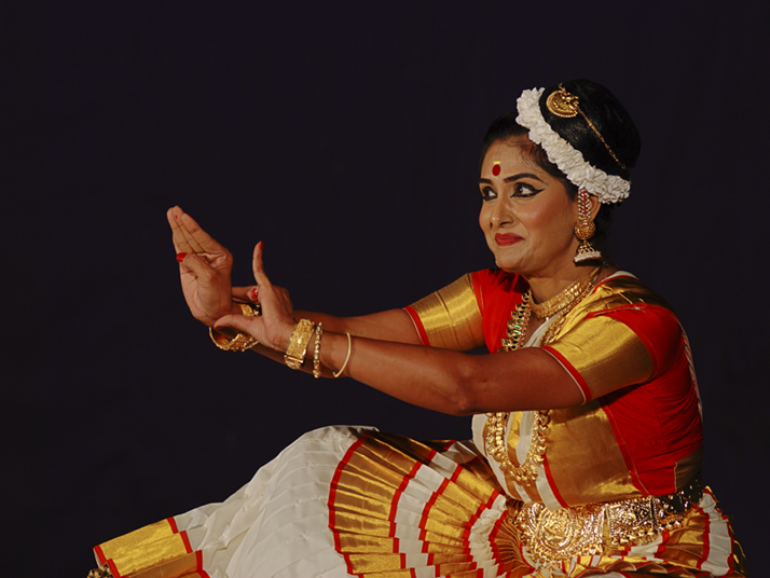 Mohiniyattam