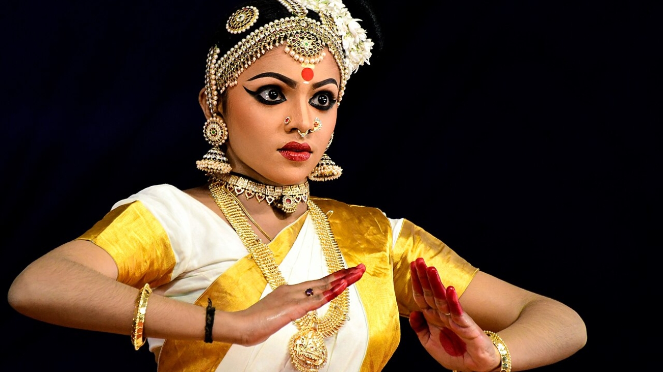 Mohiniyattam_at_Kerala_School_Kalolsavam_2019_02