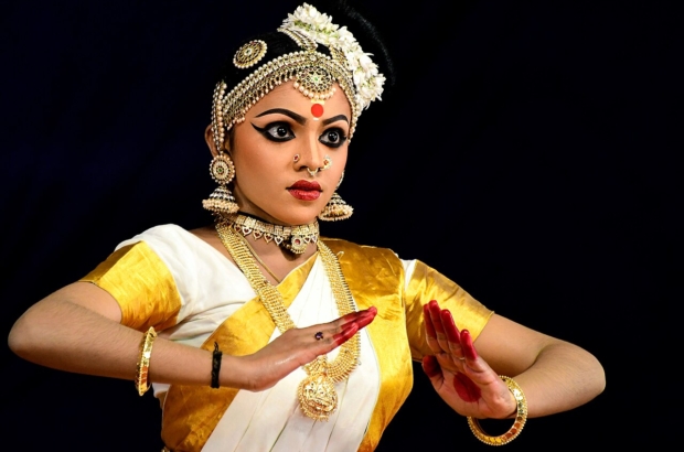 Mohiniyattam_at_Kerala_School_Kalolsavam_2019_02