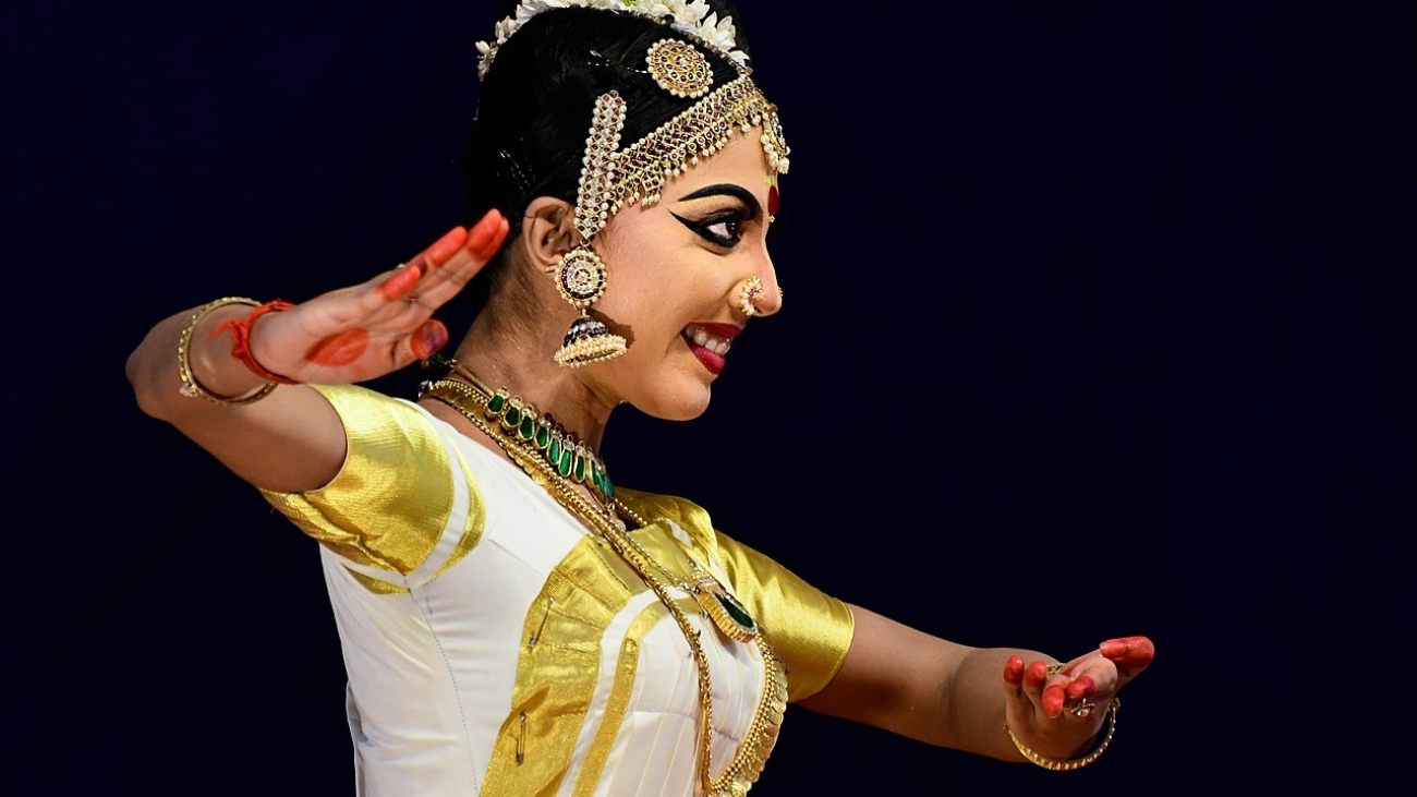Mohiniyattam_at_Kerala_state_school_kalothsavam_2019