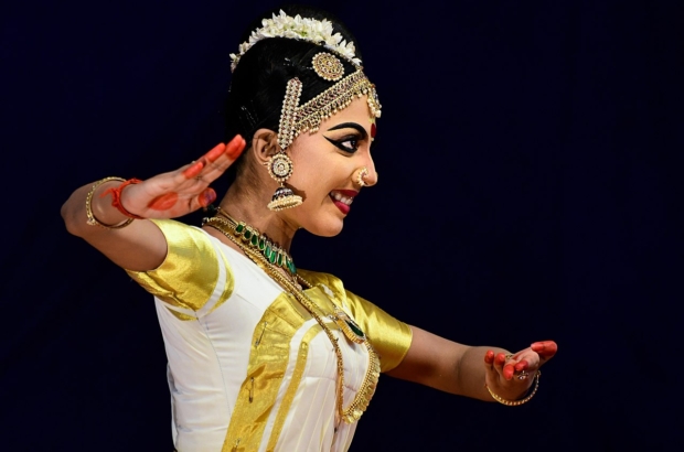 Mohiniyattam_at_Kerala_state_school_kalothsavam_2019