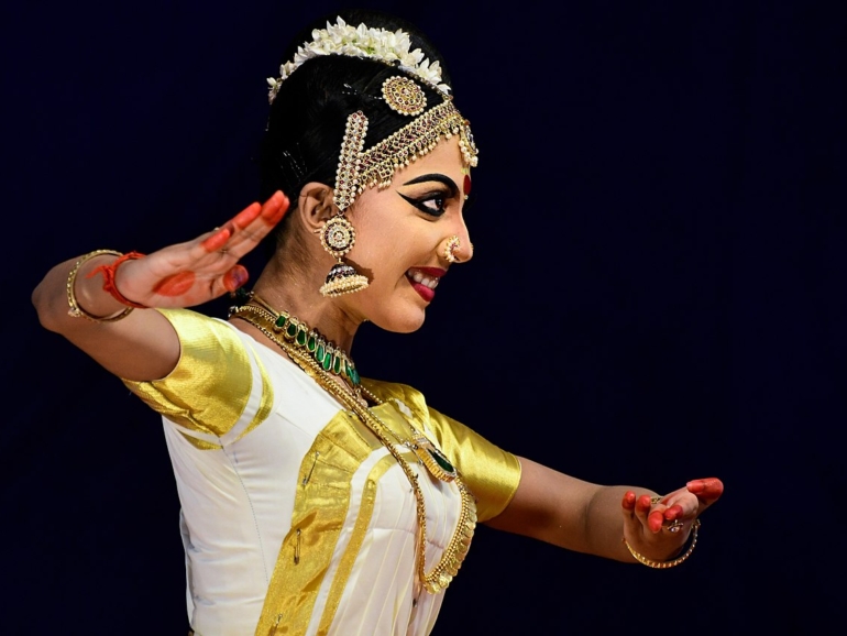 Mohiniyattam_at_Kerala_state_school_kalothsavam_2019