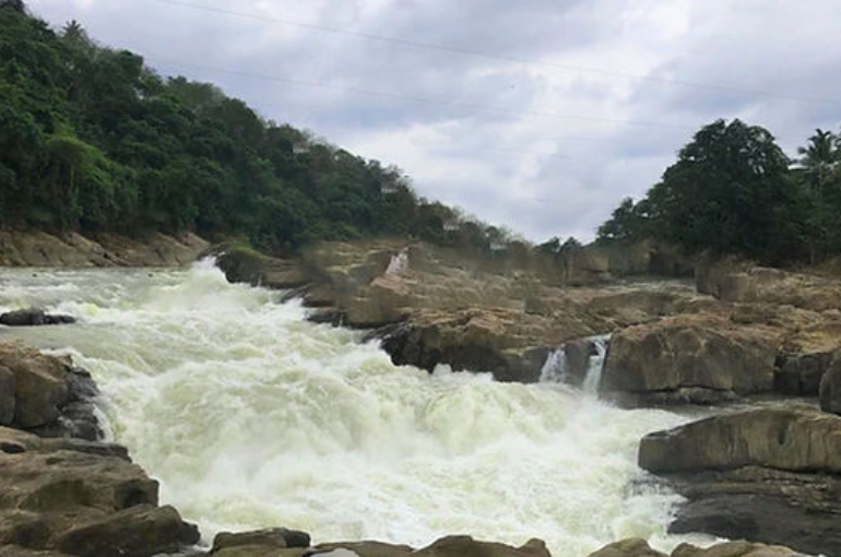 Perunthenaruvy-waterfalls (1)