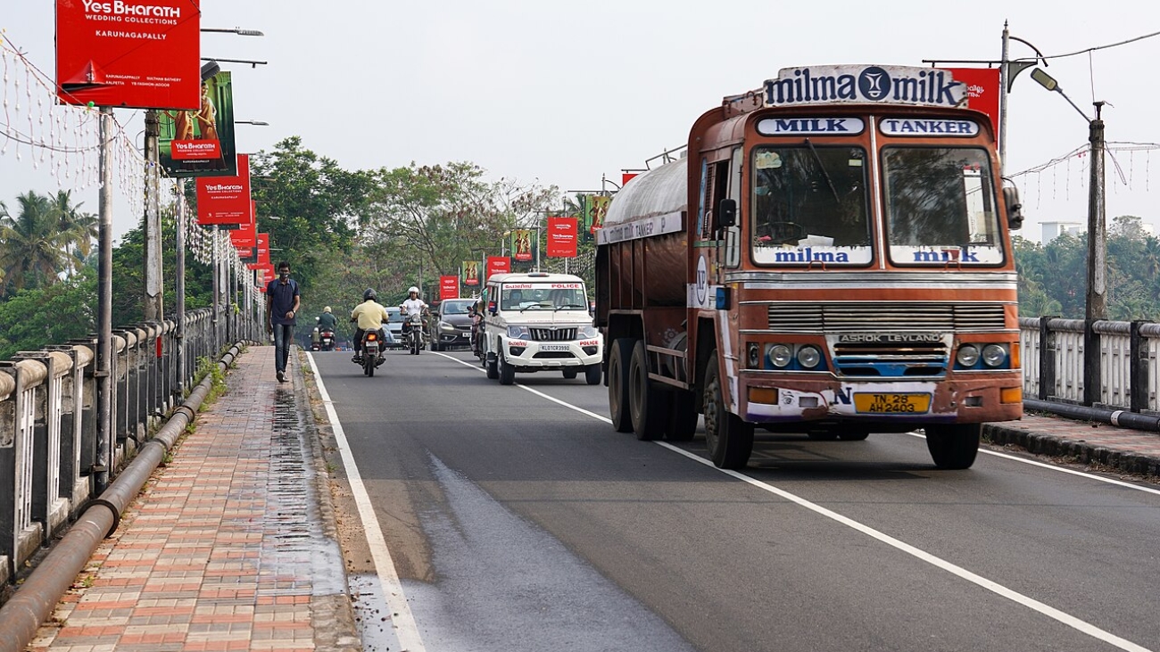 Traffic on Thevally Bridge, view to north (from Thevally towards Kottayathukadavu), Kollam, Kerala, India