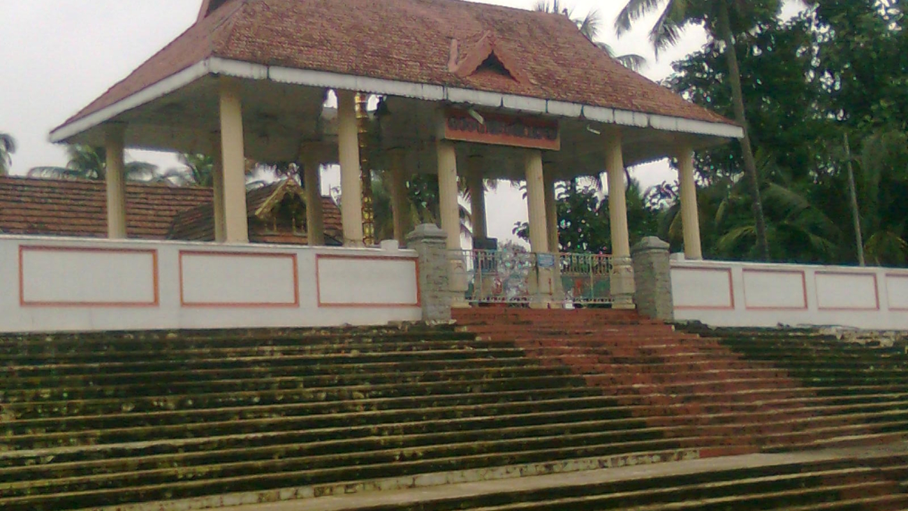 VelloorKunnam_Mahadeva_Temple_Muvattupuzha_-_panoramio