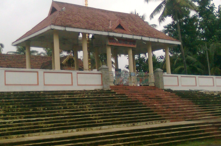 VelloorKunnam_Mahadeva_Temple_Muvattupuzha_-_panoramio