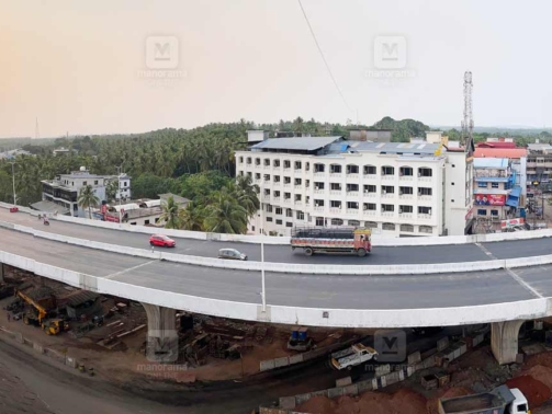 കാസർകോട് നഗരത്തിൽ ഒറ്റത്തൂണിൽ നിർമിച്ച മേൽപ്പാലത്തിൽ അടുക്കത്ത്ബയൽ മുതൽ ചെർക്കള വരെയുള്ള ഭാഗത്തേക്ക് ഗതാഗതം താൽക്കാലികമായി തുറന്നു കൊടുത്തപ്പോൾ.