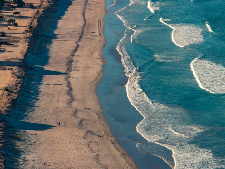 photo-1505641617149-240cf7b1309c