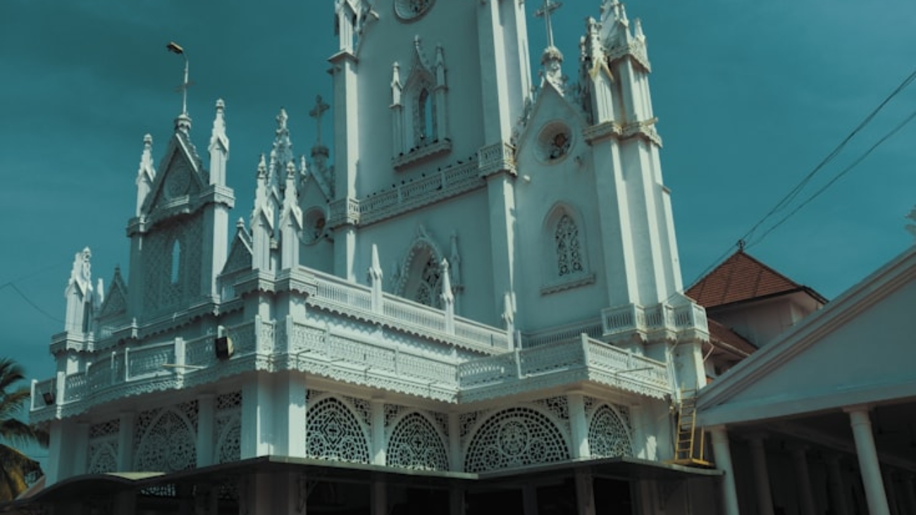 photo-1559315856-41b6bdf3dcb7