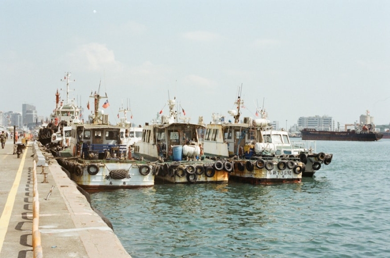 photo-1613743772244-43705c96dd3a