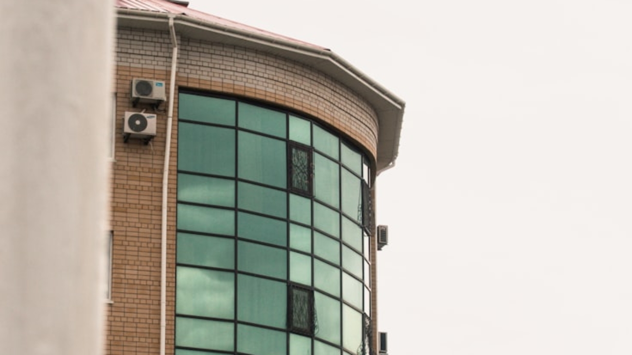 photo-1625911425171-1dc5621e5cb4