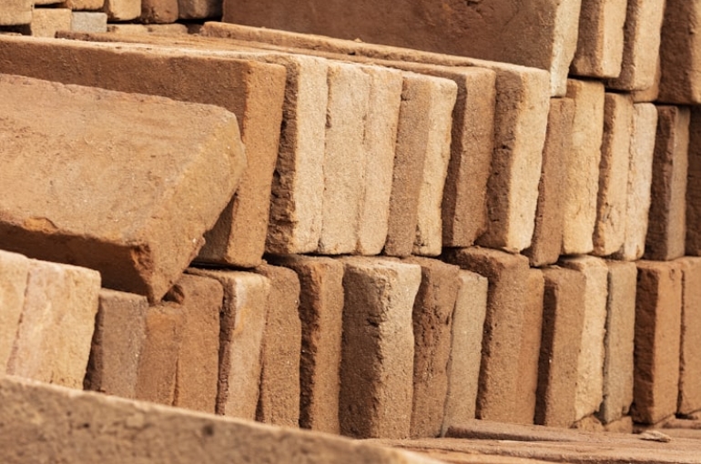 photo-1629608444154-6d052691632f