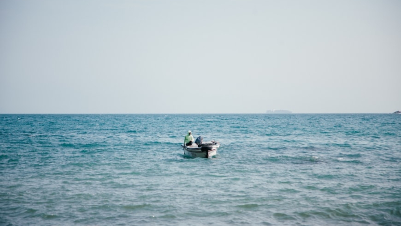 photo-1633949349576-ecc51d16fc32