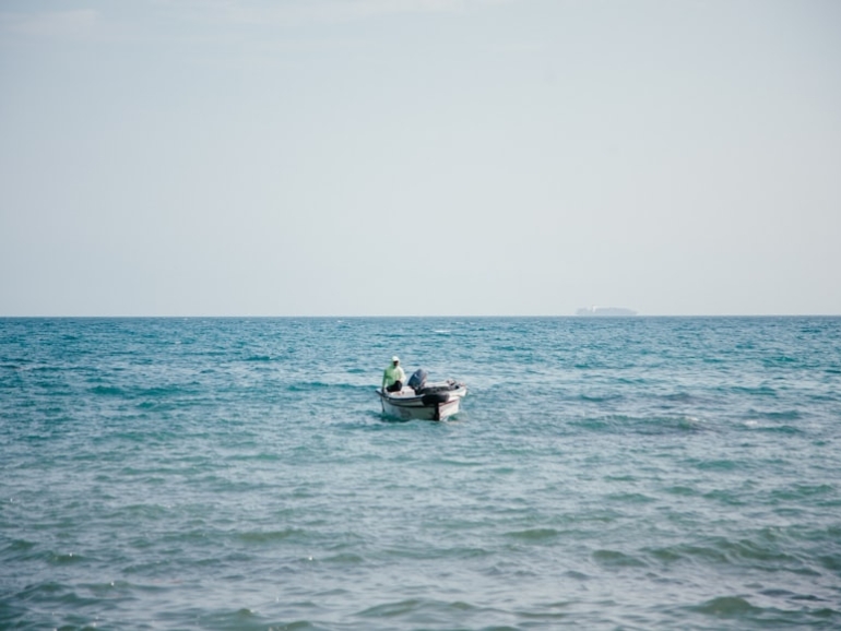 photo-1633949349576-ecc51d16fc32