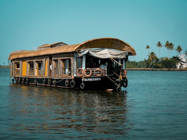 photo-1634141693341-9d51836aa188